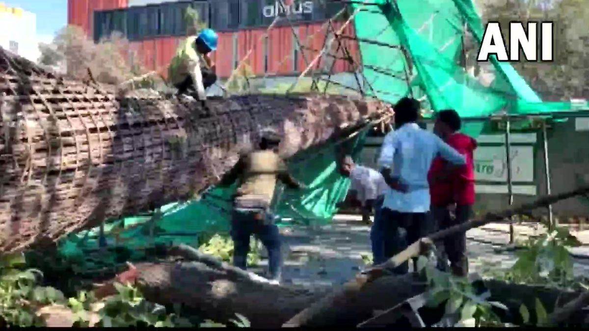 बेंगलुरु में निर्माणाधीन मेट्रो पिलर गिरा, बेटी के साथ महिला की मौत