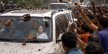 ममता बनर्जी की कार पर पत्थर से हमला, बोलीं- ‘मेरा सिर फट जाता’, लगाए गंभीर आरोप