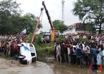 राजगढ़ जिले के सारंगपुर में बारिश में ईको कार उफनते नाले में बही , जिसमें सवार 11 लोगों में से 9 की मौत, 2 को बचाया गया 50 राजगढ़ जिले के सारंगपुर में बारिश में ईको कार उफनते नाले में बही , जिसमें सवार 11 लोगों में से 9 की मौत, 2 को बचाया गया