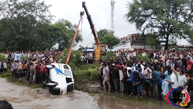 राजगढ़ जिले के सारंगपुर में बारिश में ईको कार उफनते नाले में बही , जिसमें सवार 11 लोगों में से 9 की मौत, 2 को बचाया गया 43 rjgrh van dube 21415 1786382927069